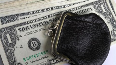 Keçmiş məhkum qadının min dollarını oğurladı