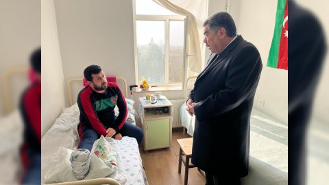 İcra başçısı qazini xəstəxanada ziyarət edib