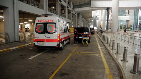 Xarici diplomat aeroportda intihar etdi - VİDEO