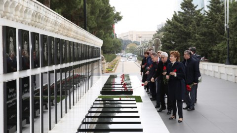 Rusiya rəsmiləri Şəhidlər xiyabanını ziyarət edib