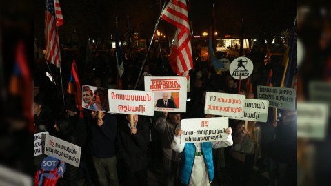 İrəvanda Putinə qarşı etiraz aksiyası - FOTO