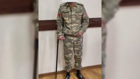 Hərbçi forması geyinib, medal taxdı - SAXLANILDI