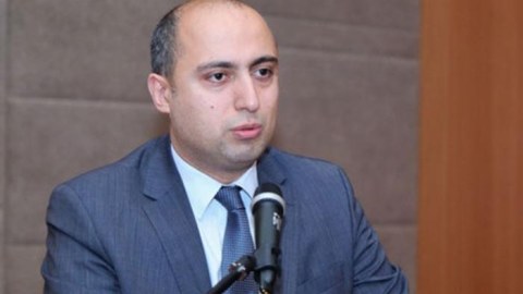 Nazirdən alimlərə irad: "İngilis dilini bilməyən şəxs..."