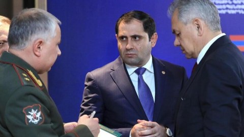 Erməni nazir Şoyqu ilə müzakirələr apardı