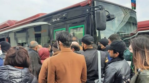 Sərnişinlər yenə dayanacaqlarda qalıb