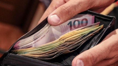 Bəzi direktorların maaşı 2500 manatdır - RƏSMİ