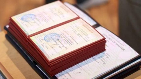 Şəhid tələbələrin diplomları ailələrinə verilib