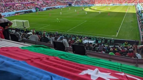 Uels-İran oyununda Azərbaycan bayraqları - FOTO