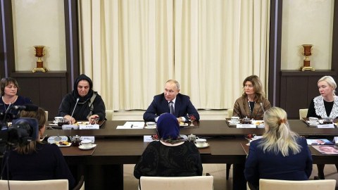 Putin müharibədə ölən hərbçilərin analarına söz verdi