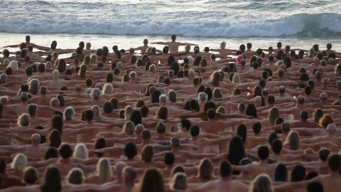 Məşhur fotoqraf yenə insanların çılpaq şəkillərini çəkdi - FOTOLAR