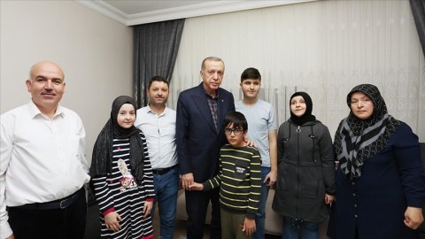 Ərdoğan 12 yaşlı hafizi evində ziyarət etdi