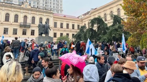 Ruslar Gürcüstanda aksiya keçirdi: “Putin terrorçudur”