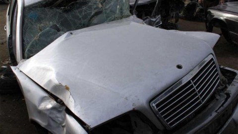 “Mercedes” qaz borusuna çırpılıb