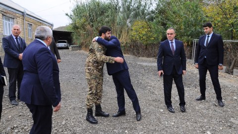 İcra başçısı Vətən Müharibəsi iştirakçısını evində ziyarət edib