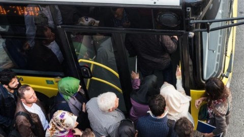 Avtobuslar tıxacda, sərnişinlər dayanacaqlarda qalıb