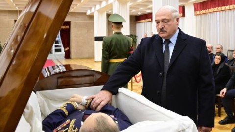 Lukaşenko vəfat edən nazirlə vidalaşdı