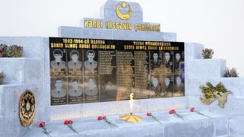 Şəhid abidələri hərbi ehtiram ənənələrini əks etdirir