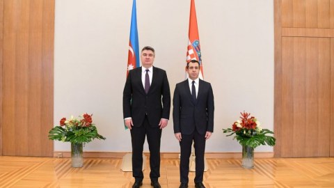 Azərbaycan səfiri etimadnaməsini prezidentə təqdim etdi 