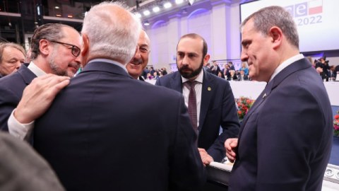 Ceyhun Bayramov Mirzoyanla ayaqüstü söhbətləşdi - VİDEO