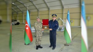 Ramiz Tahirov özbək generalı hərbi hissəyə apardı - FOTO
