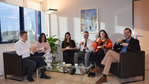 Alman səfirdən maraqlı paylaşım: Gəlin, çay içək!