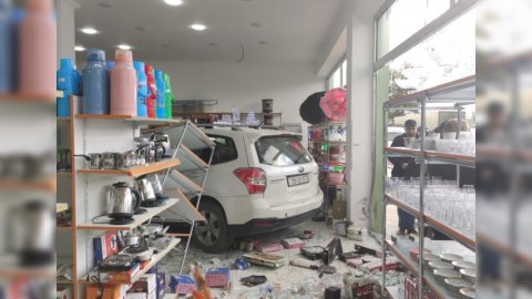 Xaçmazda maşın mağazaya girdi