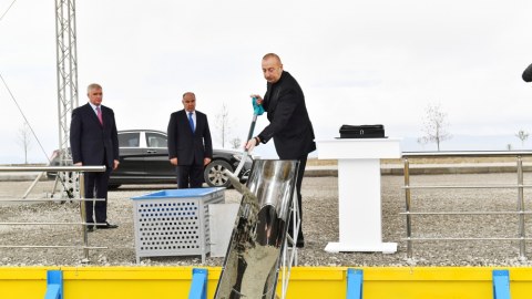İlham Əliyev yeni zavodun təməlini qoydu
