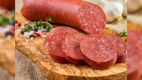 Kolbasaya siçan dərmanı yaxıb yedi