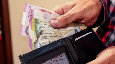 Məktəb müəllimindən az maaş alan alim nə ilə dolansın...