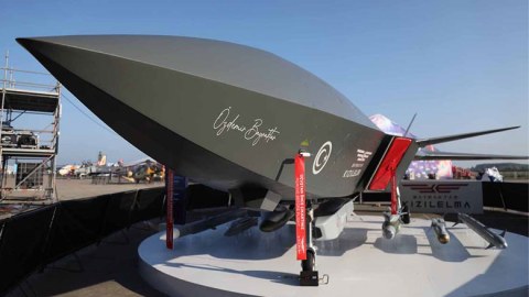 Türkiyə ilk pilotsuz qırıcısını havaya qaldırdı - VİDEO