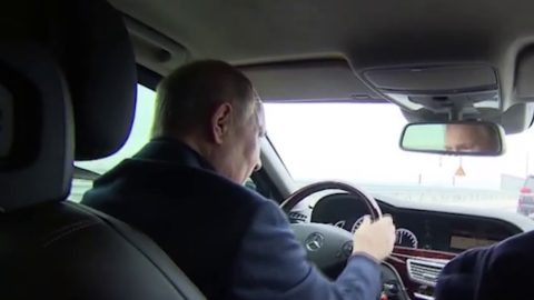 Putin “Mercedes”lə Krım körpüsündən keçdi - VİDEO