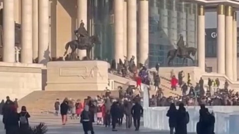 Monqolustanda ETİRAZLAR - fövqəladə vəziyyət elan edildi