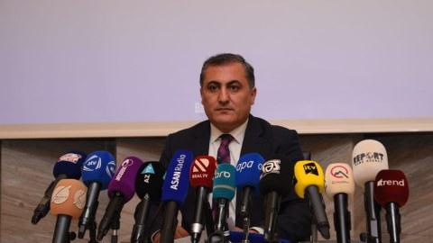 Sərnişinlər əsəb keçirir, tıxacda qalır - BNA çıxış yolu göstərir