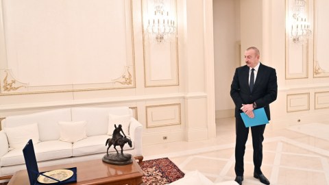 Əziz Əliyevin iş otağında olan əsər Prezidentə hədiyyə edildi