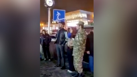 Qazi metronun çıxışında niyə pul yığırmış? - VİDEO