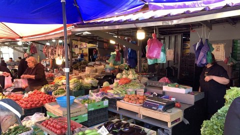 Bazarda 3 nəfərin pulu oğurlandı
