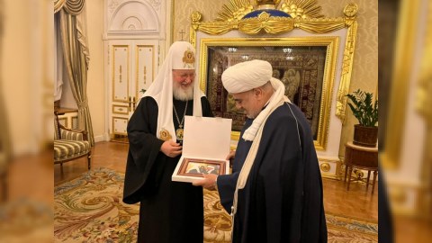 Allahşükür Paşazadə Kirillə hədiyyə apardı - FOTOLAR