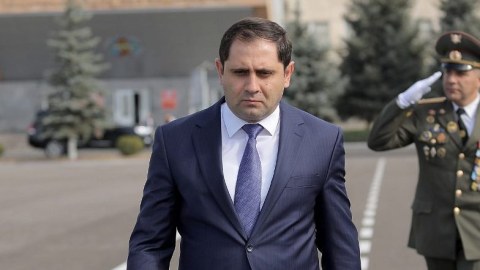 Ermənistanın müdafiə naziri Rusiyaya getdi