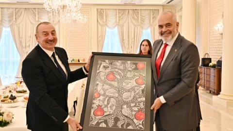 Prezident qızının çəkdiyi rəsm əsərini Baş nazirə hədiyyə etdi