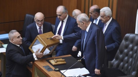 Bu ölkədə deputatlar 9-cu iclasda da prezident seçə bilmədilər