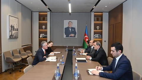 Ceyhun Bayramov Britaniya səfiri ilə görüşdü