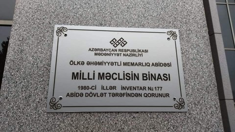 Hökumət evi və parlamentin binasına lövhə vuruldu - FOTOLAR