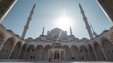 Axunddan iyrənc əməl - Məsciddə qadınla...