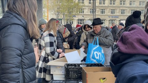 Küçədə yaşayan insanları sevindirən aksiya