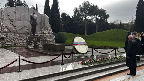 Əli İnsanov Heydər Əliyevin məzarını ziyarət etdi