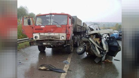 “Kamaz” “VAZ”la toqquşub - Ölən var