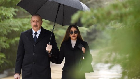 Prezident və xanımı Heydər Əliyevin məzarını ziyarət ediblər