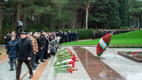 İlahiyyat İnstitutunun kollektivi Ulu Öndərin məzarını ziyarət ediblər - FOTOLAR