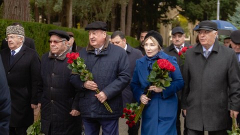 Ağsaqqallar Heydər Əliyevin məzarını ziyarət ediblər