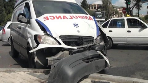 Təcili yardımın sərxoş sürücüsü qəza törətdi - Ölən var